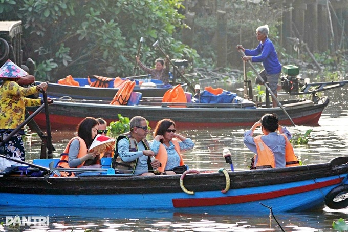 Foreign visitors explore Mekong Delta canals on Tet - 3