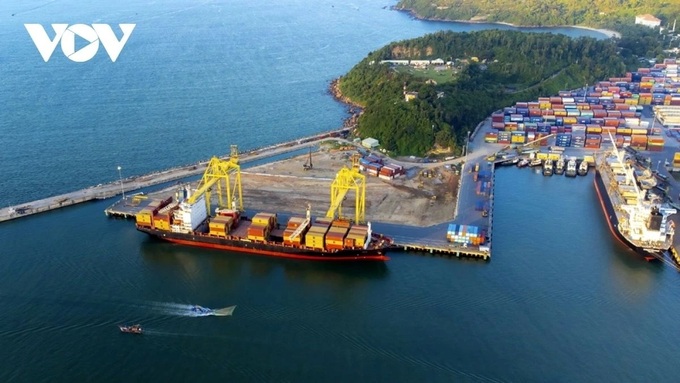 Danang port welcomes first container ships of Lunar New Year 2026 - 1