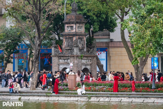 Crowds flock to Hanoi’s Old Quarter and Hoan Kiem Lake for Tet - 2