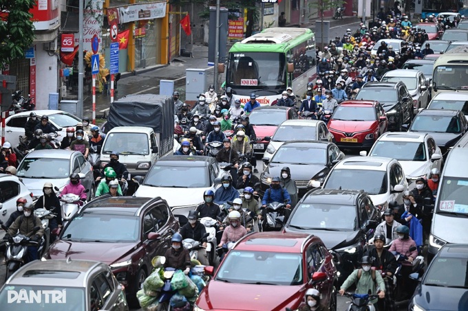 Hanoi gridlocked as residents return after Tet holiday - 2