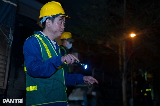 Overnight dredging clears Hanoi river before rains - 8