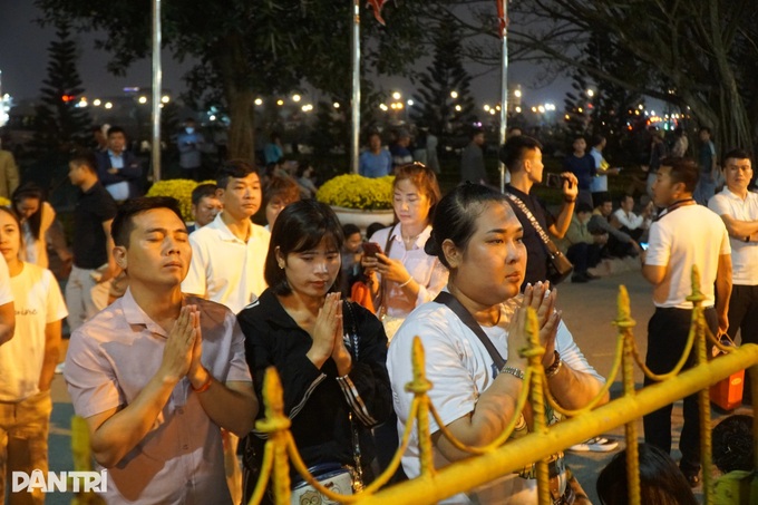 Thousands brave rain for Tran Temple seals - 2