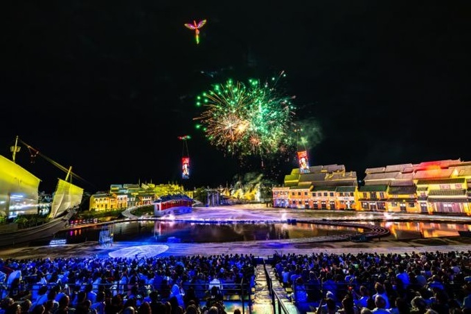 Light festival draws visitors to Hoi An - 1