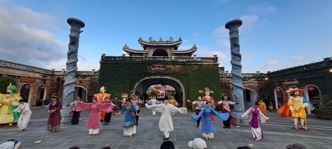 Light festival draws visitors to Hoi An - 2