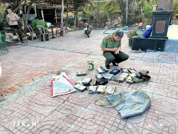 24 suspected drug bricks found washed ashore on Lam Dong beach - 1