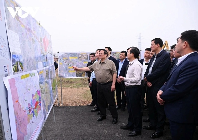 PM calls for modern aviation economic zone at Gia Binh Airport - 1