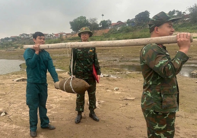 Bomb found near Da River in Phu Tho safely destroyed - 1