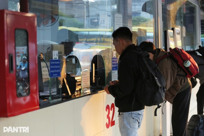 Ho Chi Minh City bus operators raise fares as fuel prices surge - 1