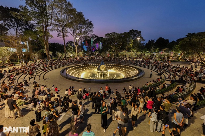 Crowds gather at HCM City park for weekend fountain show - 1