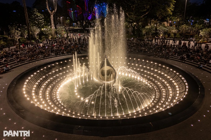 Crowds gather at HCM City park for weekend fountain show - 8