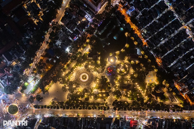 Crowds gather at HCM City park for weekend fountain show - 9
