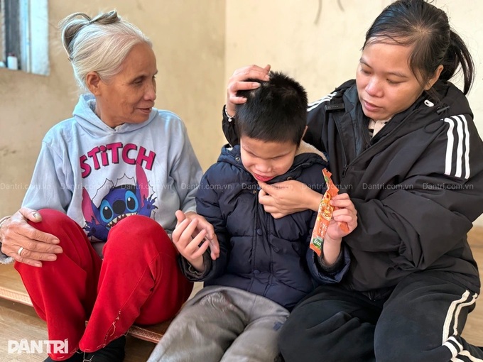 Hanoi family with three disabled members appeals for support - 1