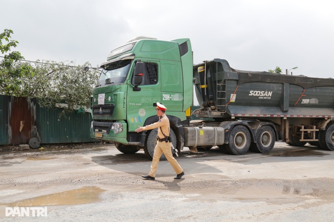 Hanoi traffic police fine truck drivers for spilling mud on streets - 1
