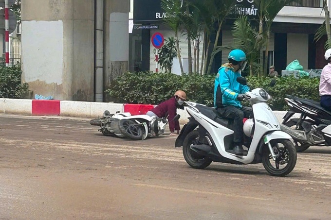 Hanoi traffic police fine truck drivers for spilling mud on streets - 3