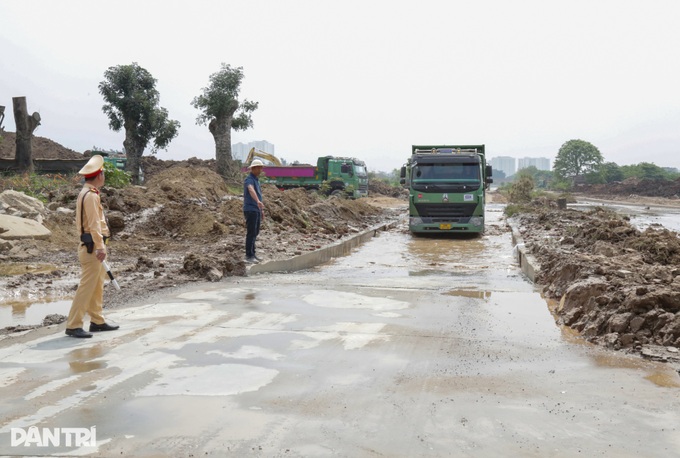 Hanoi traffic police fine truck drivers for spilling mud on streets - 7