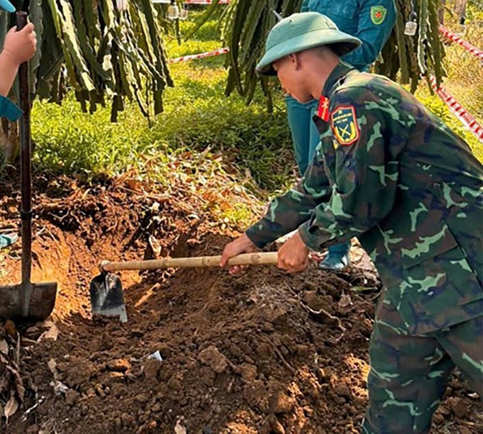 Unexploded 105mm shell found in Lam Dong garden - 1