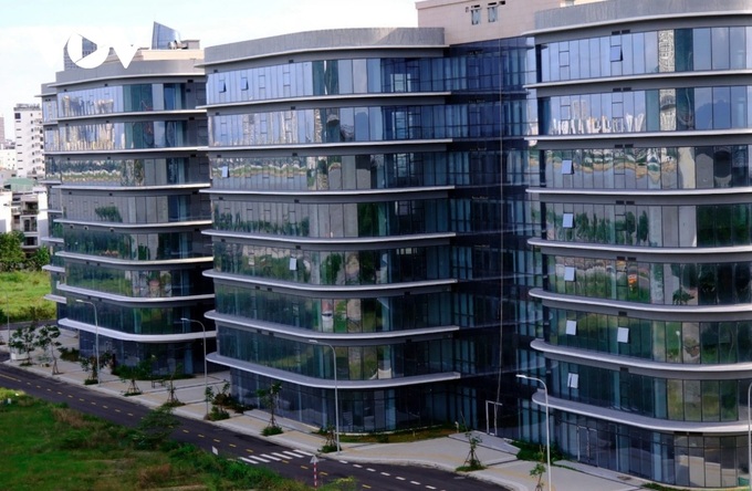 Danang financial centre grants certificates to 12 investors - 1