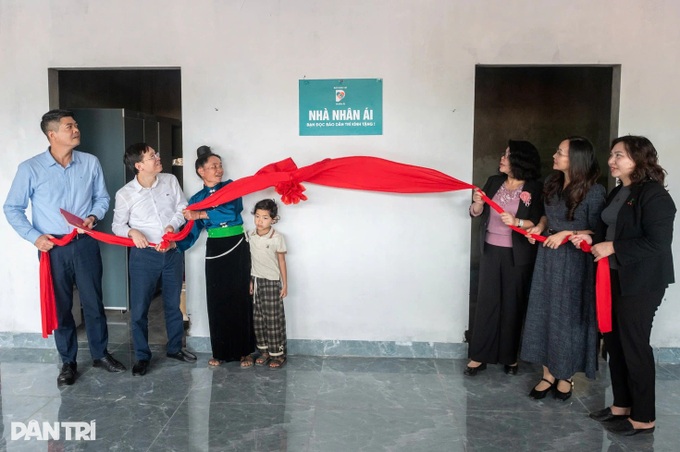 Poor Dien Bien family gets help for home and sick child - 2 Poor Dien Bien family gets help for home and sick child - 2