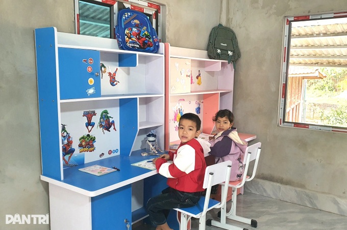 Poor Dien Bien family gets help for home and sick child - 4 Poor Dien Bien family gets help for home and sick child - 4