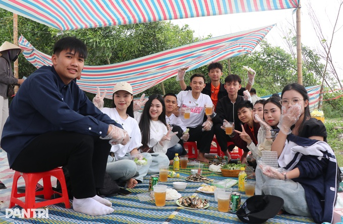 Grilled herring boom draws crowds to central Vietnam coast - 7 Grilled herring boom draws crowds to central Vietnam coast - 7