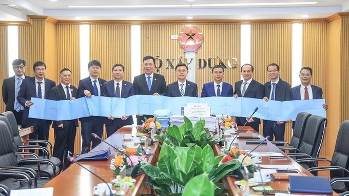 Vietnam, China sign deal to plan two rail links - 1