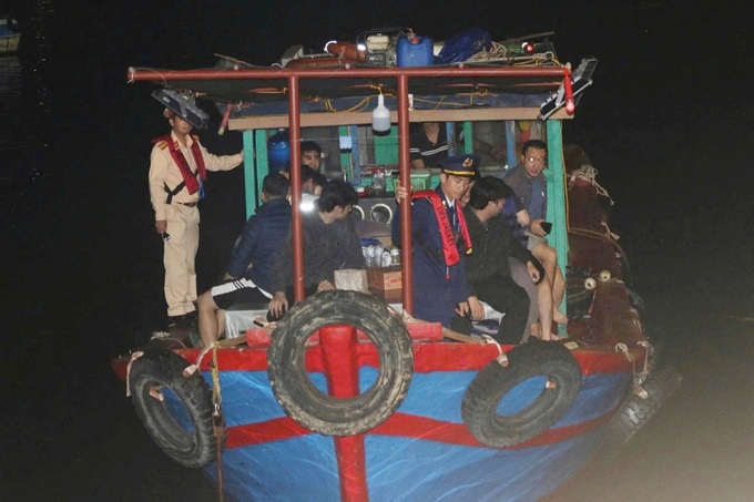 Quang Ninh cracks down on illegal squid tours in Halong Bay - 1