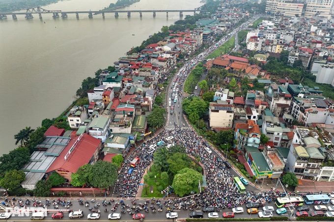 Long Bien Bridge closure snarls Hanoi traffic - 4 Long Bien Bridge closure snarls Hanoi traffic - 4