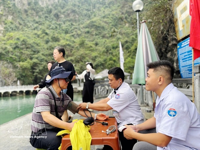 Quang Ninh launches round-the-clock medical service on Ha Long Bay - 1