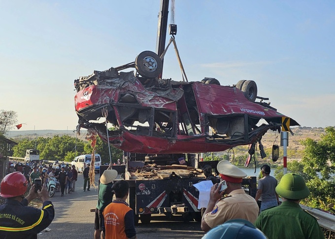 Coach plunges into Lam Dong ravine, four dead - 2 Coach plunges into Lam Dong ravine, four dead - 2