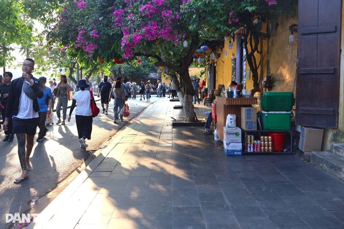 Hoi An restores pavements without banning street vendors - 1