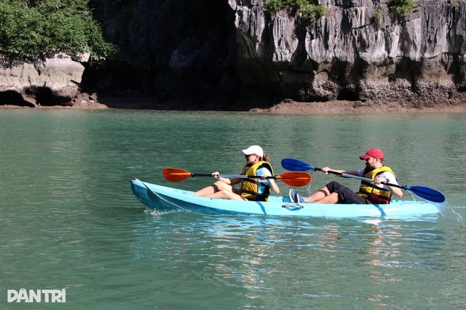 International visitors dominate arrivals at Halong Bay - 1