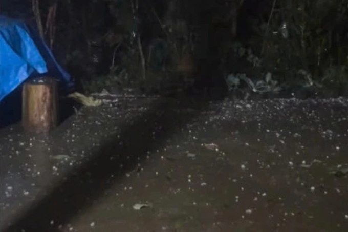 Hailstorm collapses house, injures four in Lao Cai - 1