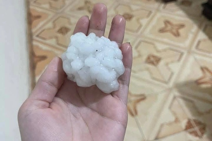 Hailstorm collapses house, injures four in Lao Cai - 2