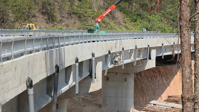 Overpass at landslide site on Dalat pass set to open - 1