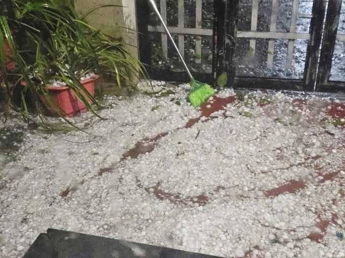 Hail and strong winds damage over 1,000 houses in Lao Cai - 1