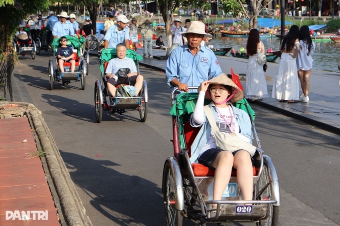 Danang beachside hotels fully booked for April 30 holiday - 1