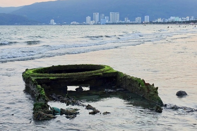 Tank-like object emerges on Quy Nhon beach after low tide - 1