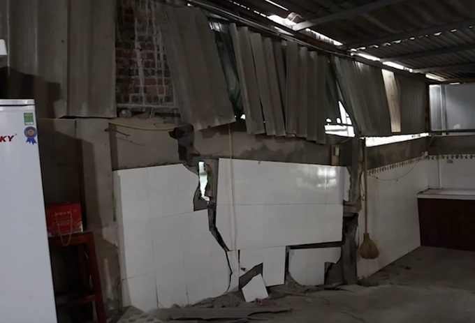 Severe riverbank erosion in northern Vietnam forces evacuations - 1