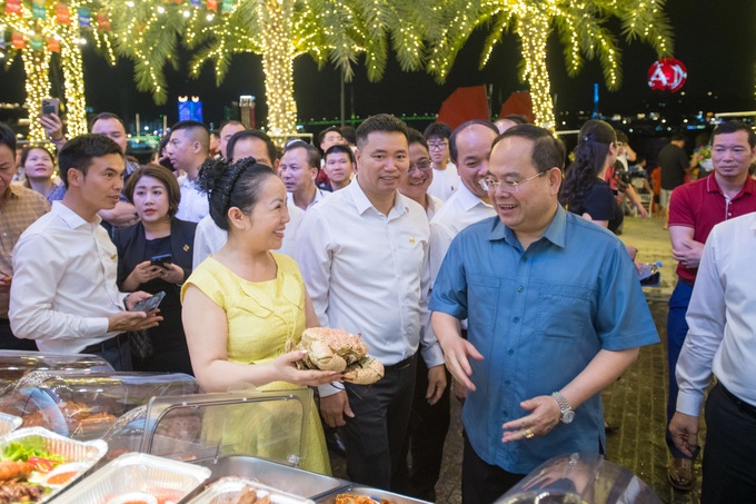 Fireworks mark launch of Halong night market complex - 6