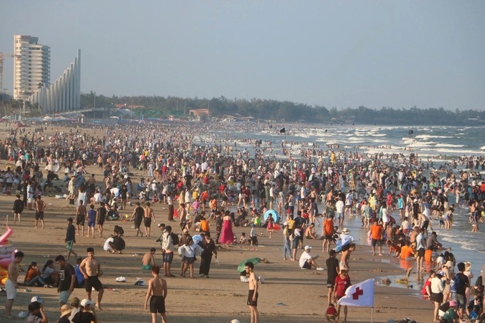 Vung Tau draws 70,000 visitors during Hung Kings' holiday - 1
