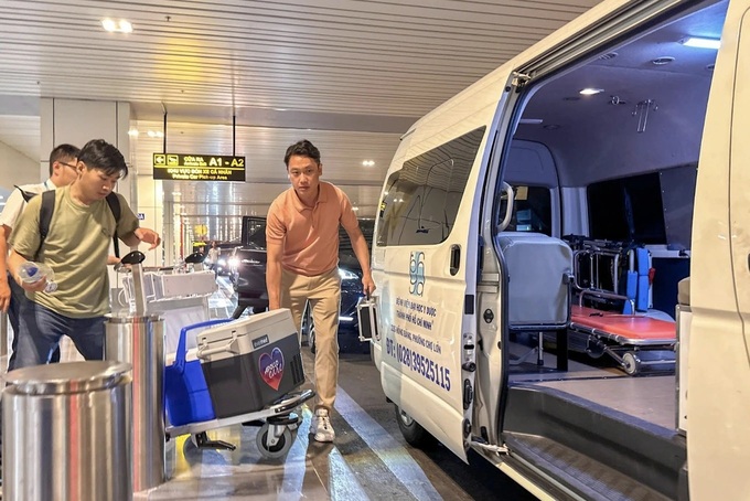 Heart flown 1,700km for lifesaving transplant in HCM City - 1