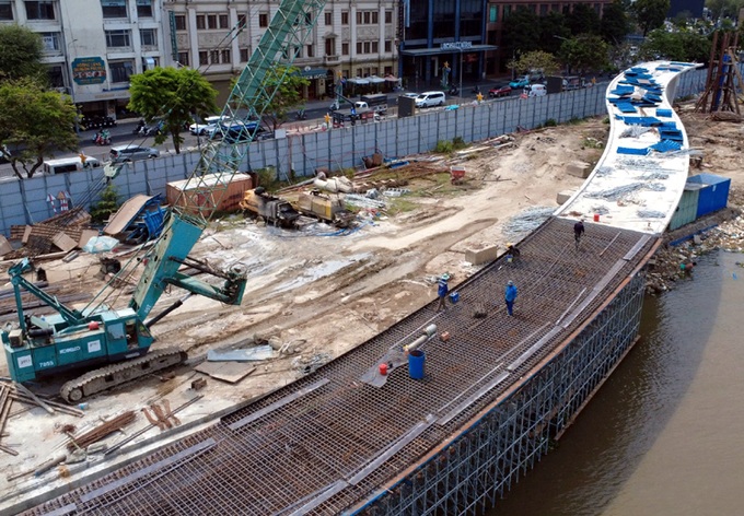 HCM City speeds up construction of Saigon River pedestrian bridge - 1