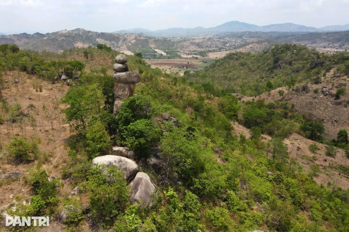 Giant stacked rocks on Central Highlands mountain intrigue visitors - 2 Giant stacked rocks on Central Highlands mountain intrigue visitors - 2