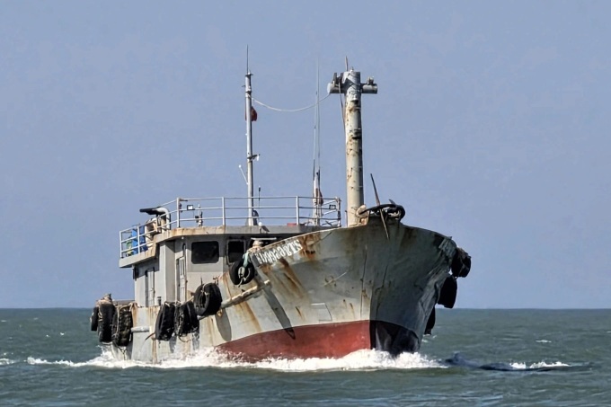 Vessel carrying unverified diesel seized off Ha Tinh - 1