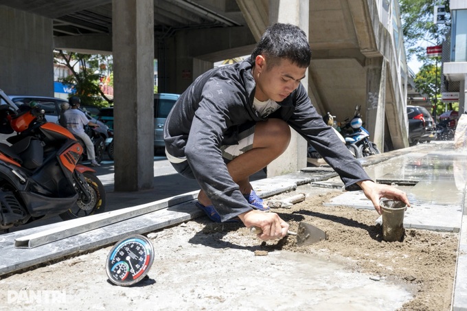 Hanoians struggle through extreme heat - 6