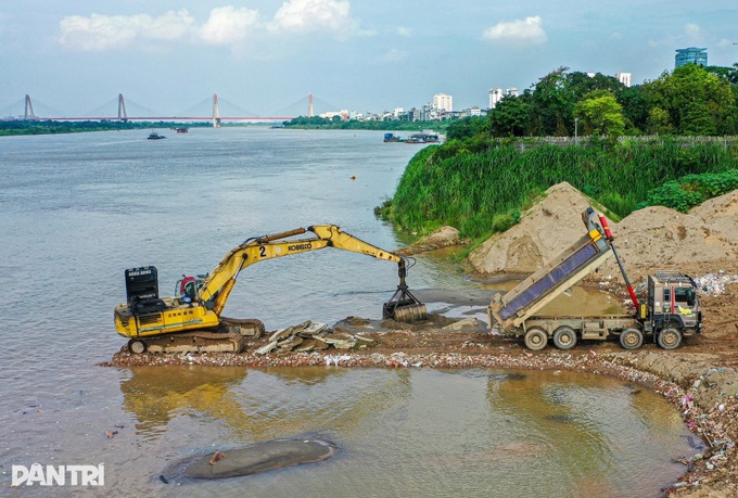 Work begins on first park in Hanoi’s Red River boulevard project - 8