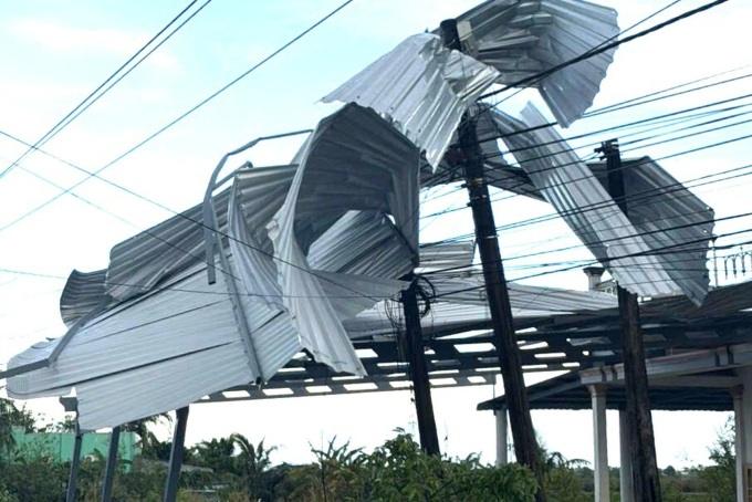 Ca Mau warns of dangerous storms and whirlwinds - 1