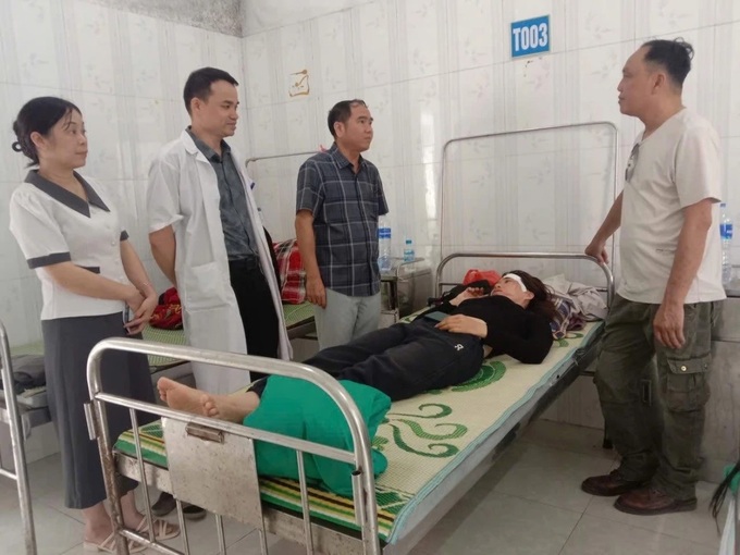 Falling rock strikes motorcyclist on Cao Bang highway - 1
