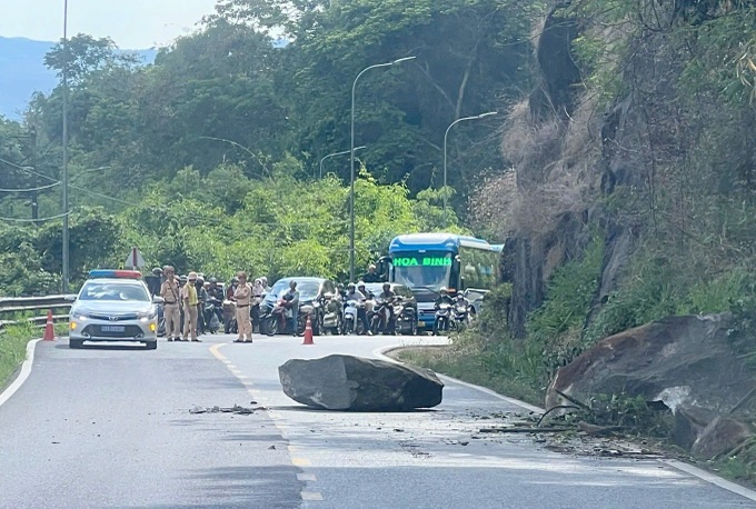 Lam Dong reinforces landslide-prone mountain passes - 1