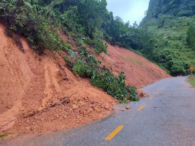 Troops help flood-hit residents in Cao Bang - 1